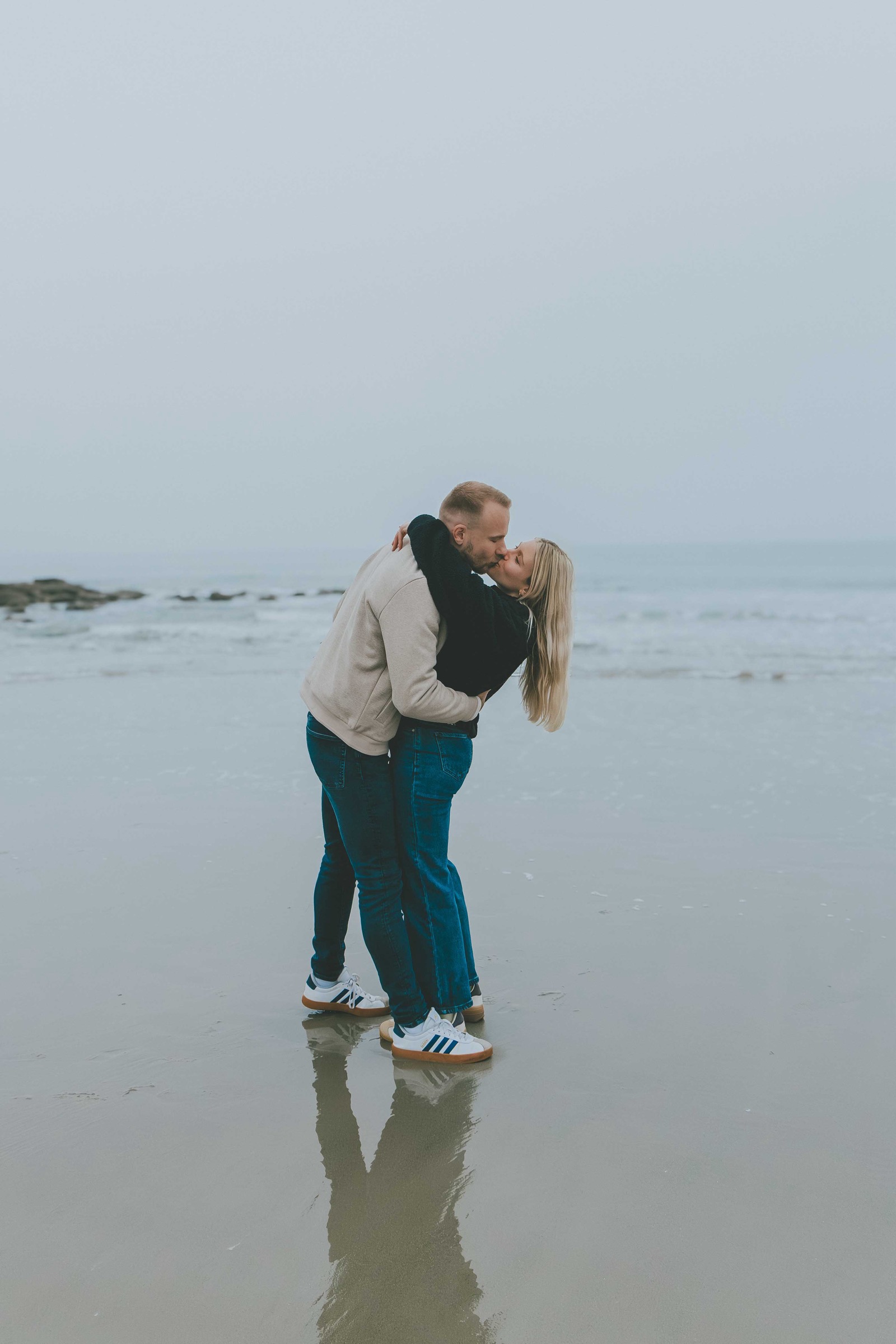 Couple enlacé dans les dunes de la Côte d’Opale