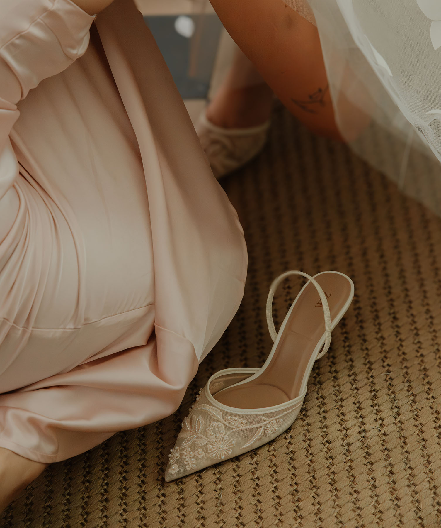 Préparatifs de la mariée — robe et escarpins en dentelle