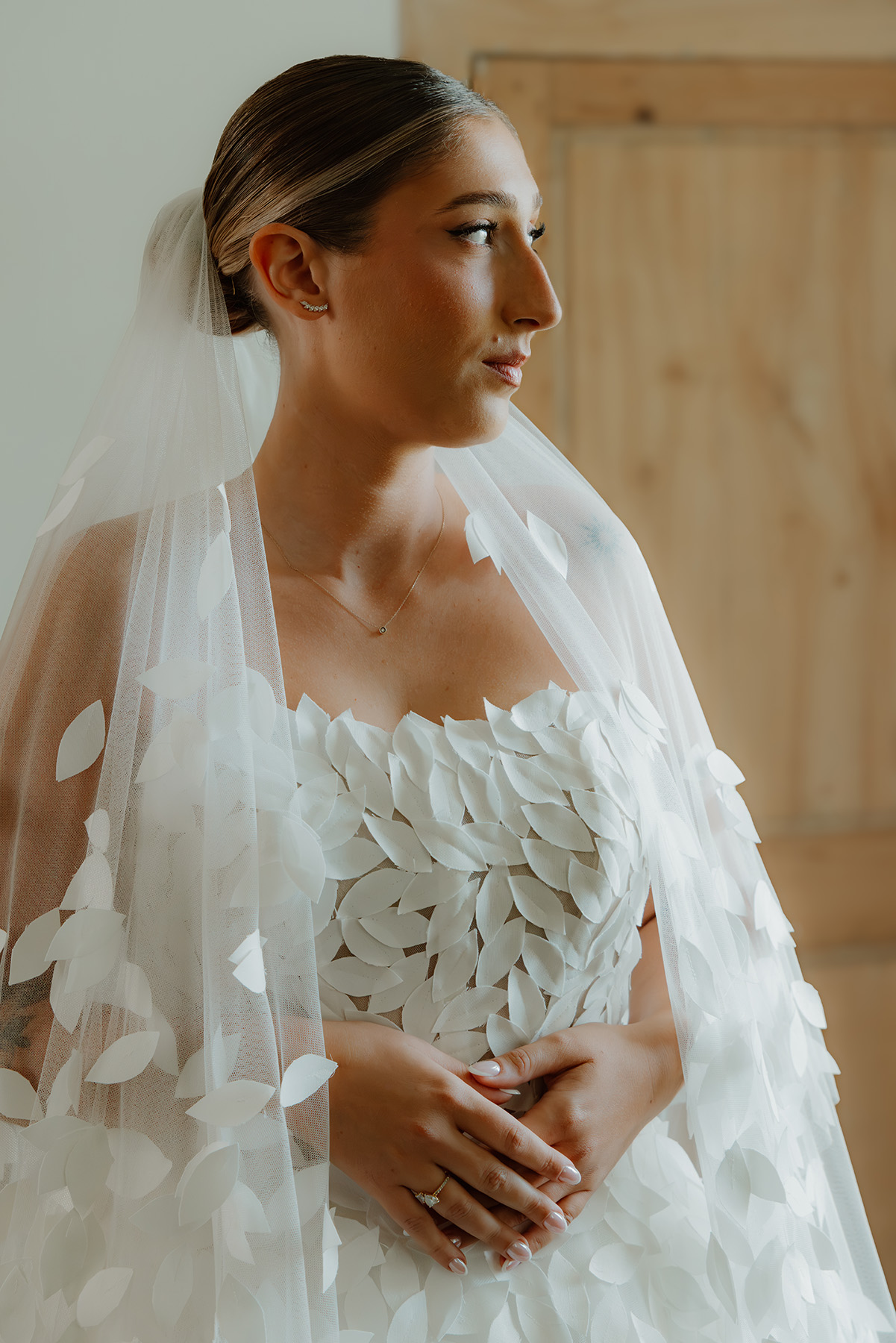 Portrait de la mariée au voile, lumière de fenêtre