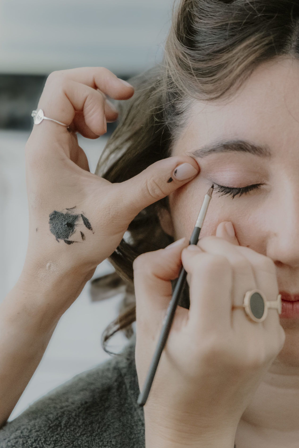 Maquilleuse professionnelle au travail
