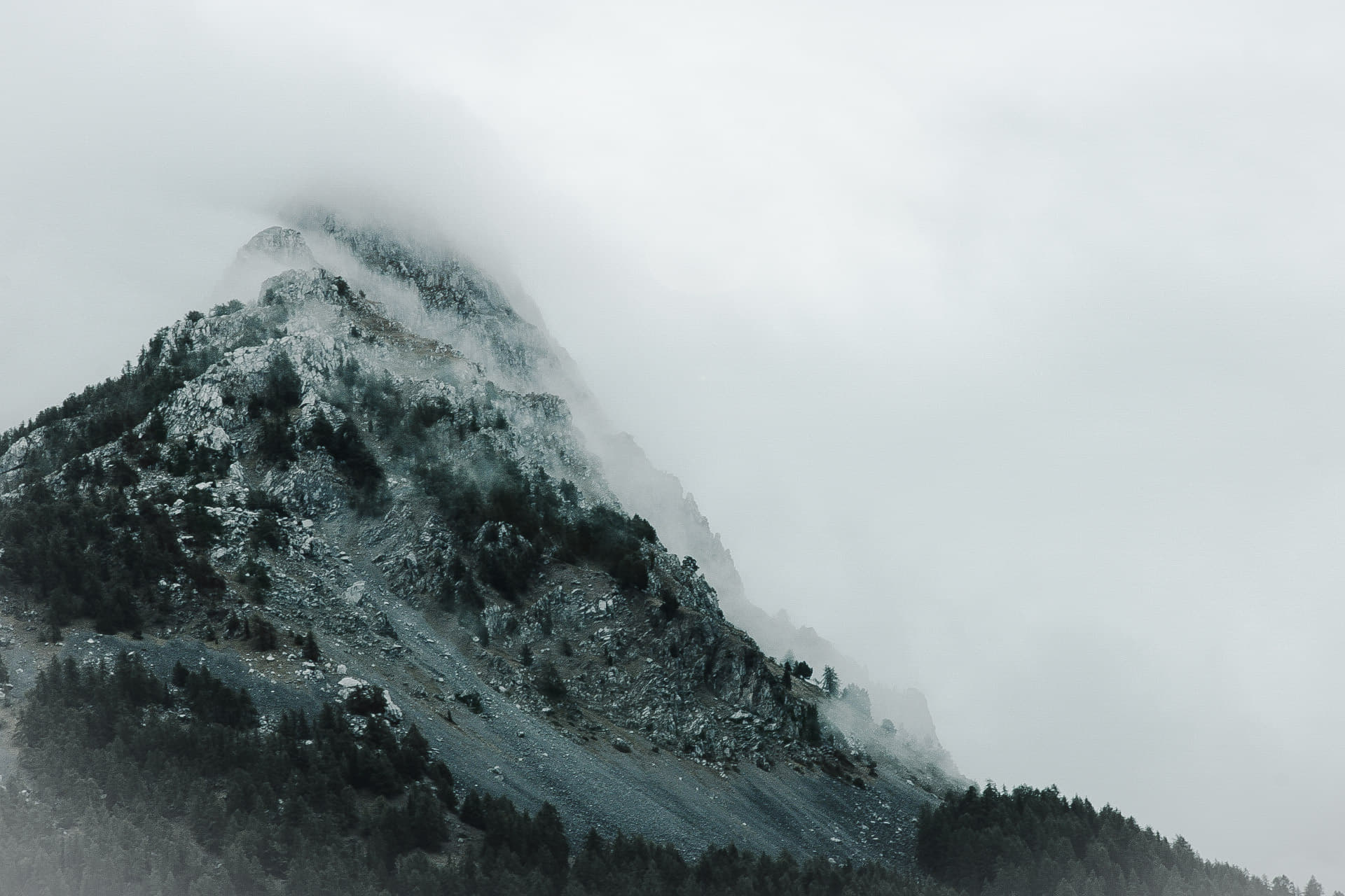 Reportage voyage & in situ — sommet dans la brume